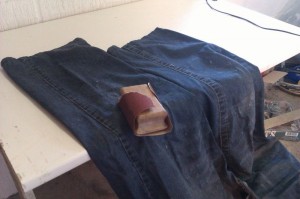 Jeans bliver ødelagt af sandpapir