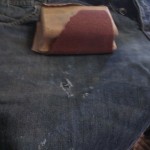 Jeans bliver ødelagt af sandpapir