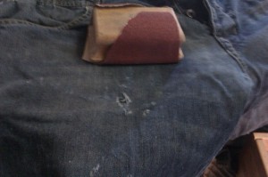 Jeans bliver ødelagt af sandpapir