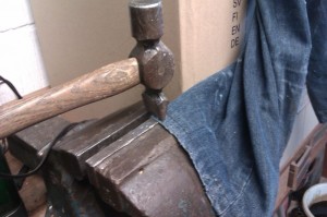 Jeans ødelægges med hammer