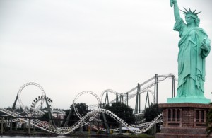 En rollercaster samt en Statue of Liberty i Heide Park