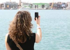 En pige tager et billede med sin mobil